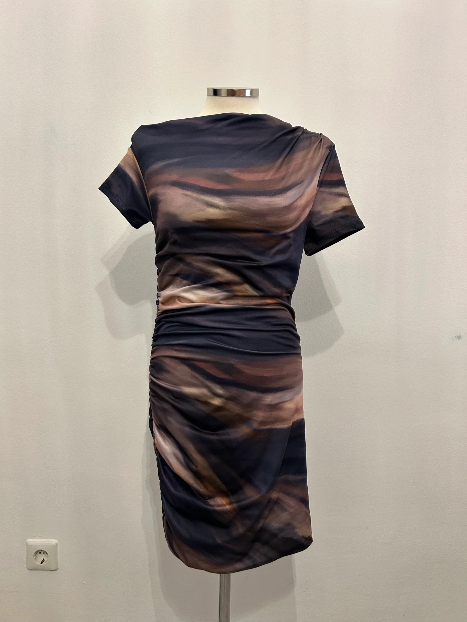 Robe ajustée plissée effet marbre/tie-dye – photo 2
